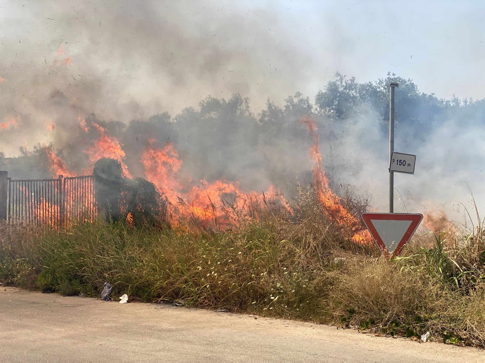 Vasto incendio tra via Chicoli e via Molfetta
