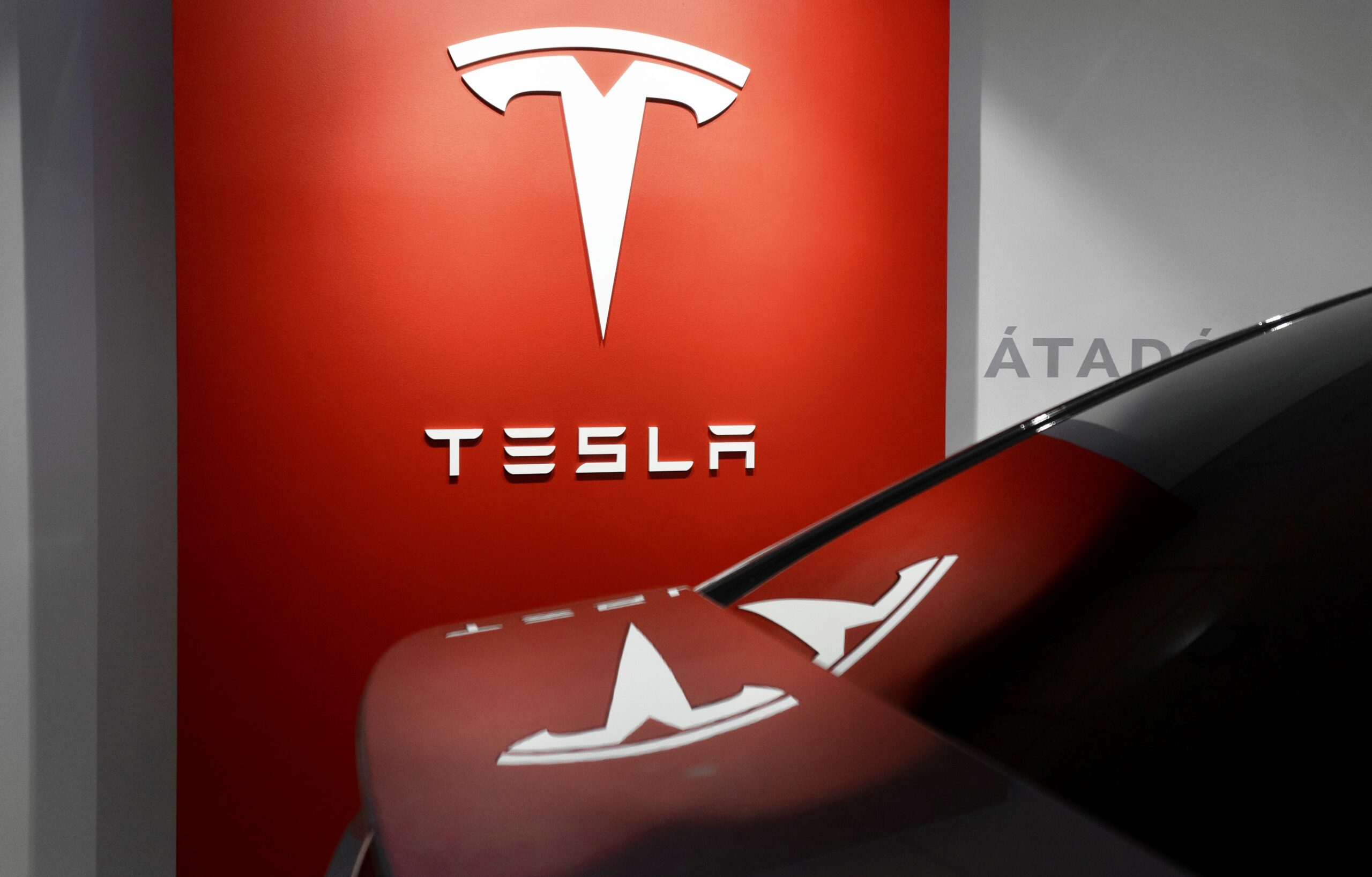 La rivoluzione di Tesla nel mondo dei pickup: il Cybertruck è ora in produzione