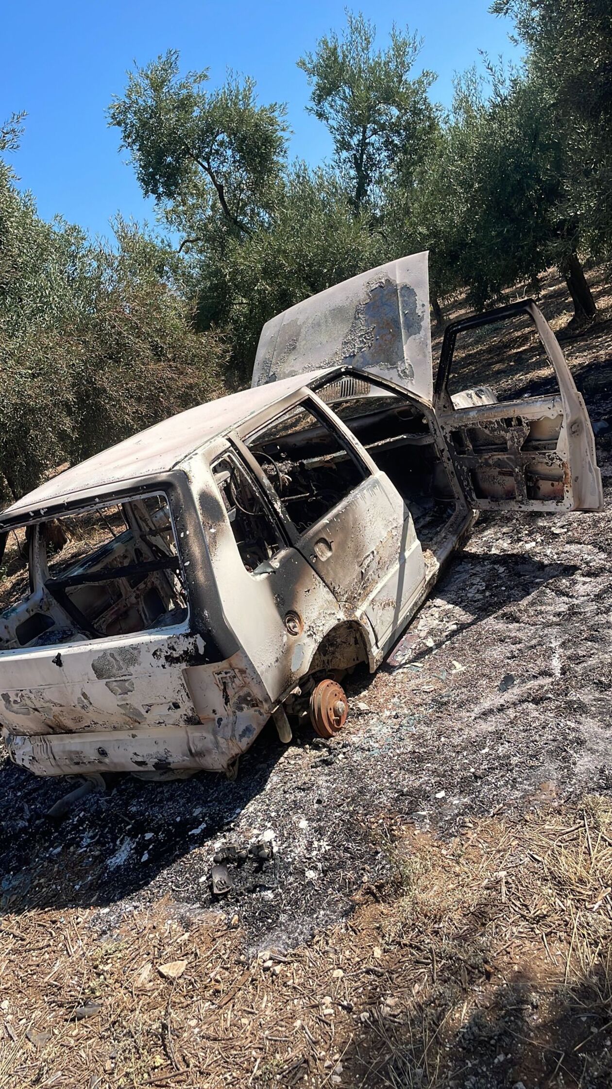 Strada comunale Camarelle: rinvenuta un’auto cannibalizzata