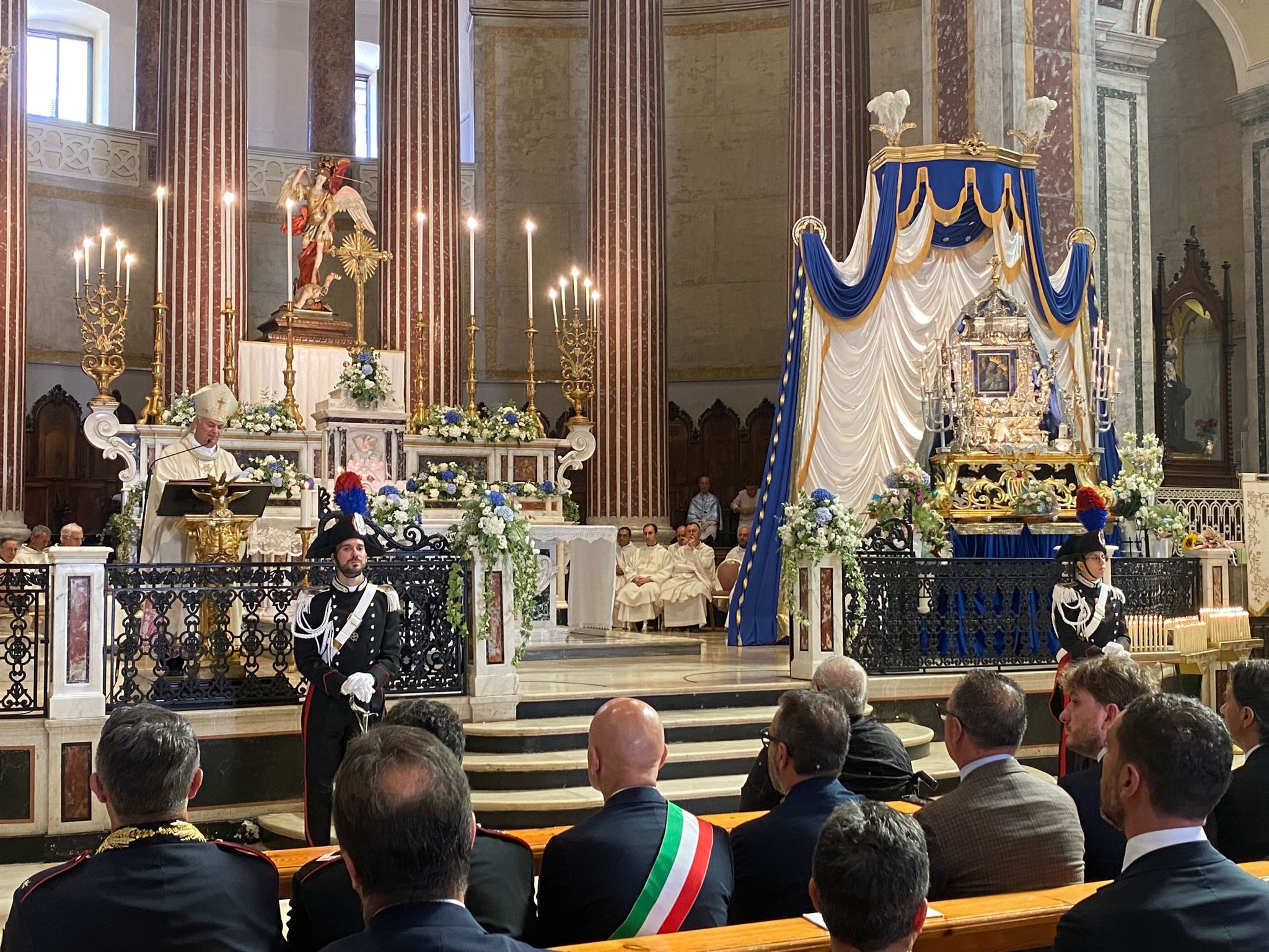 La Solenne Messa pontificale celebrata da S.E. Mons. Domenico Cornacchia