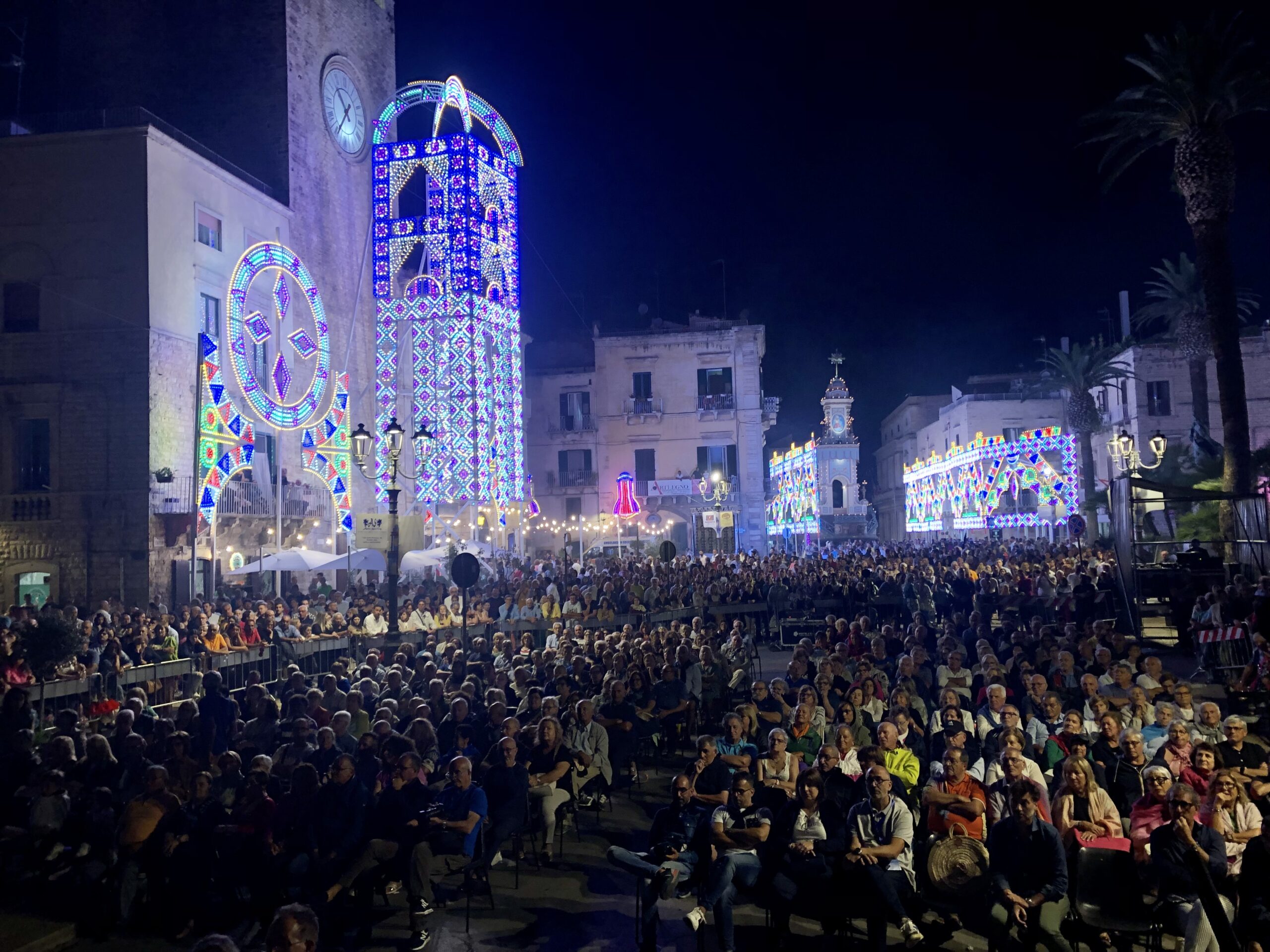 Piazza Cavour gremita per Emanuela Aureli e Daniele Quartapelle