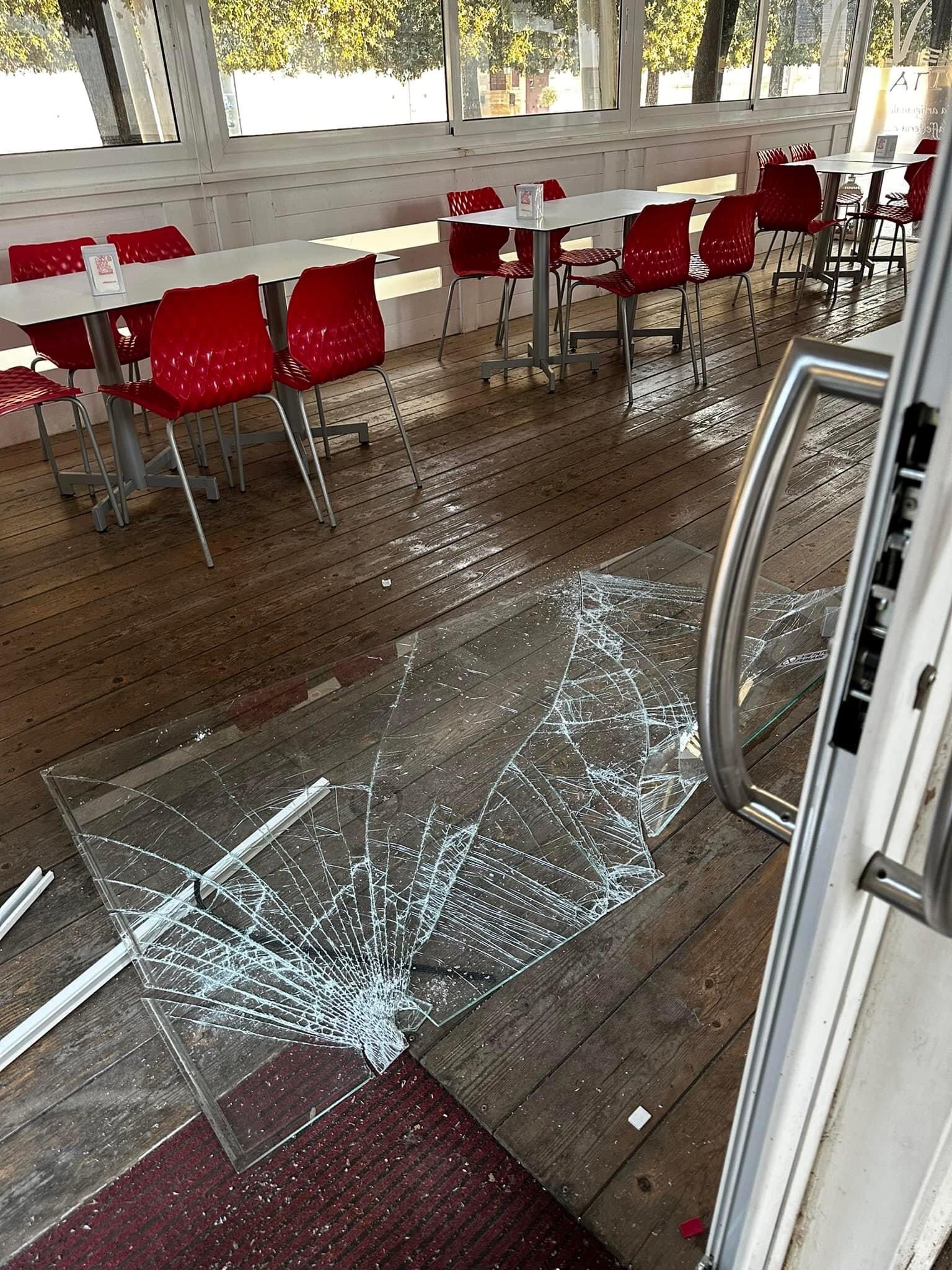 Terlizzi, spaccano la vetrina di una gelateria con un martello e si danno alla fuga