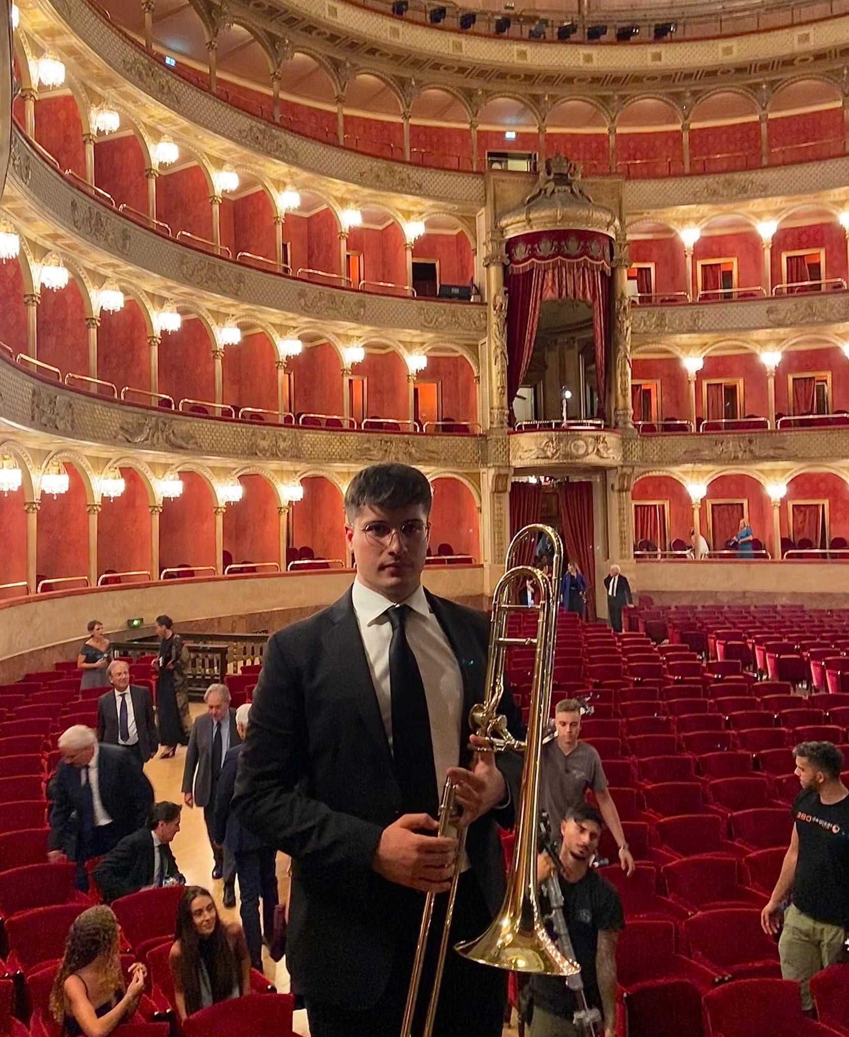 Il musicista Alessandro de Robertis al teatro dell’Opera di Roma per le riprese di una fiction di Rai 1
