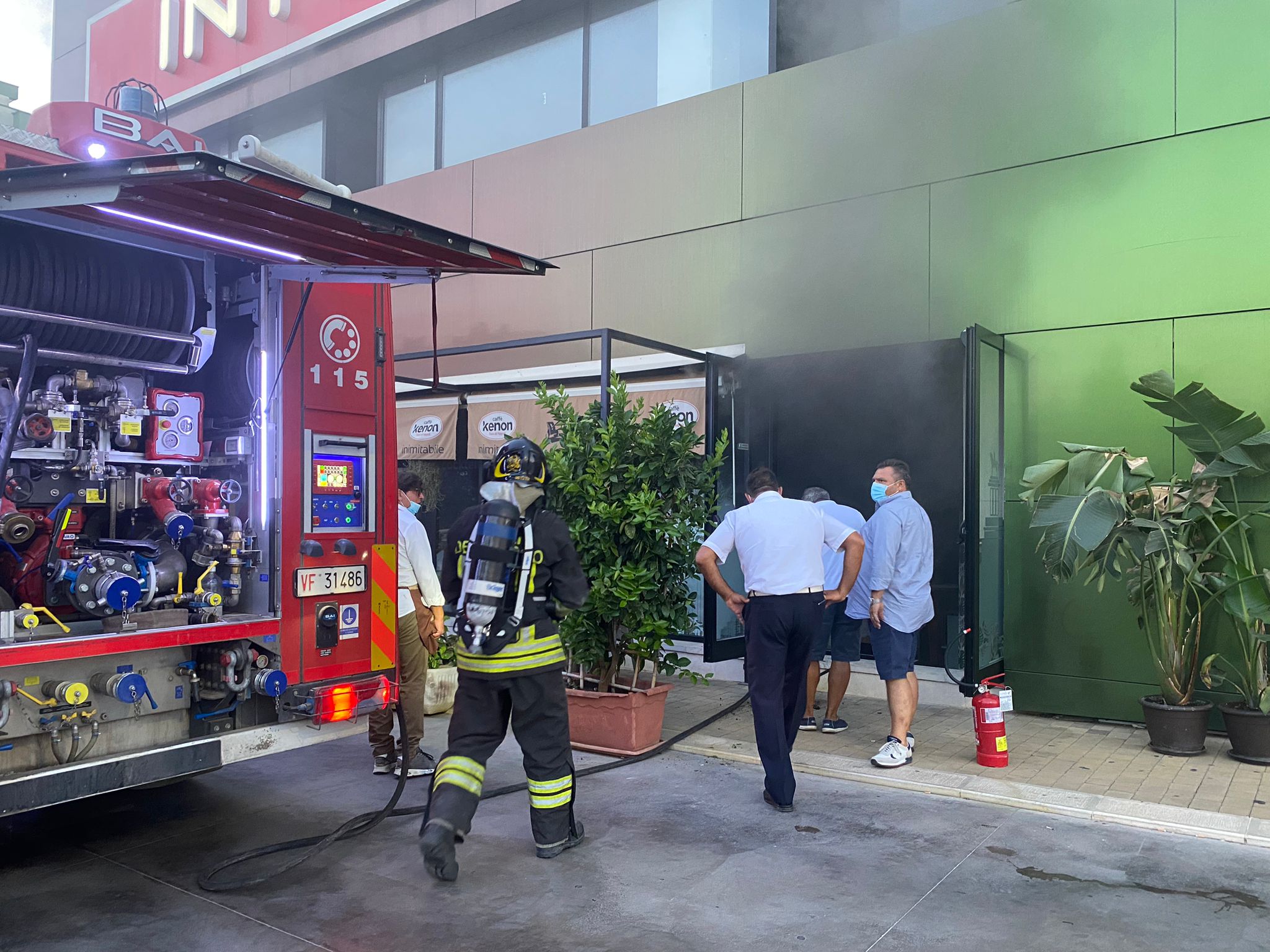 Incendio in un bar a Terlizzi: sul posto i Vigili del Fuoco