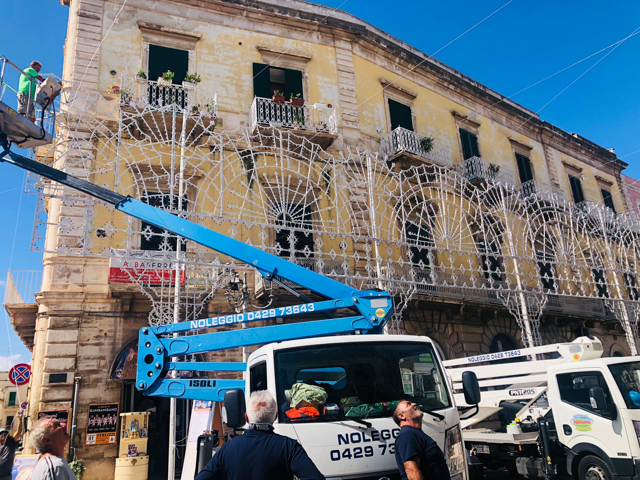 Avviata l’installazione delle luminarie artistiche per la Madonna del Rosario