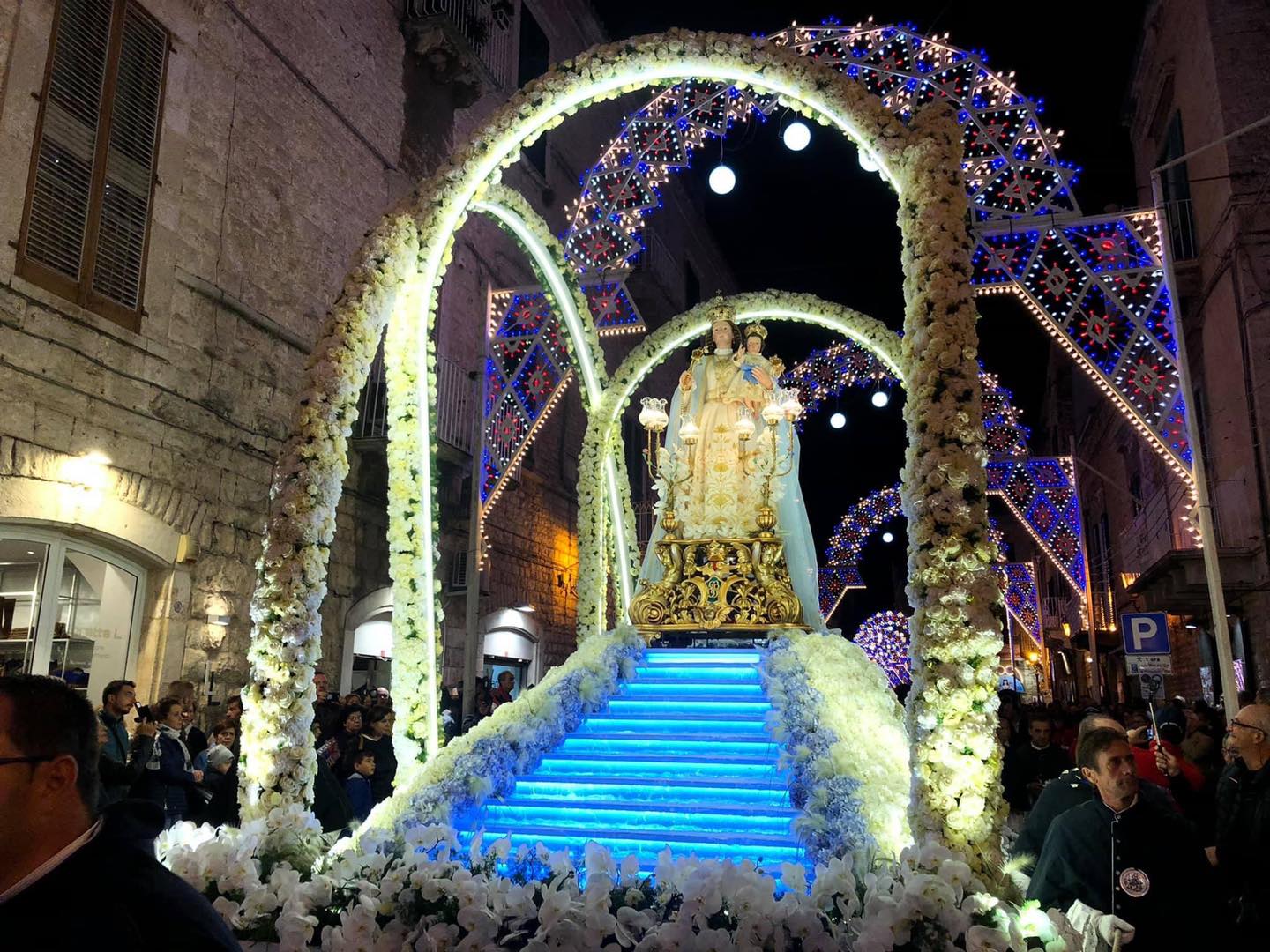 Questa sera la Madonna del Rosario in un tripudio di fiori e colori