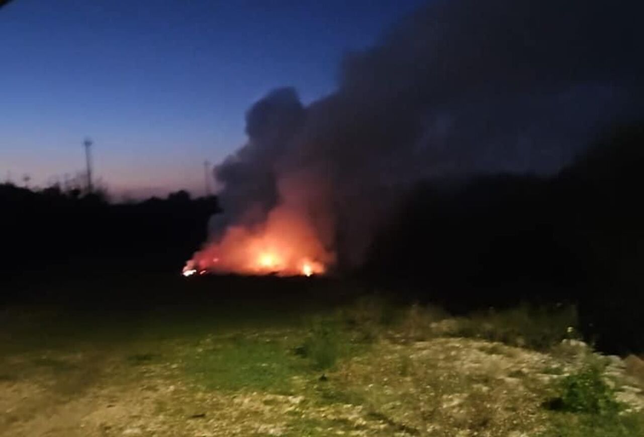 Incendiati in via dei Portoni scarti vegetali, aria irrespirabile