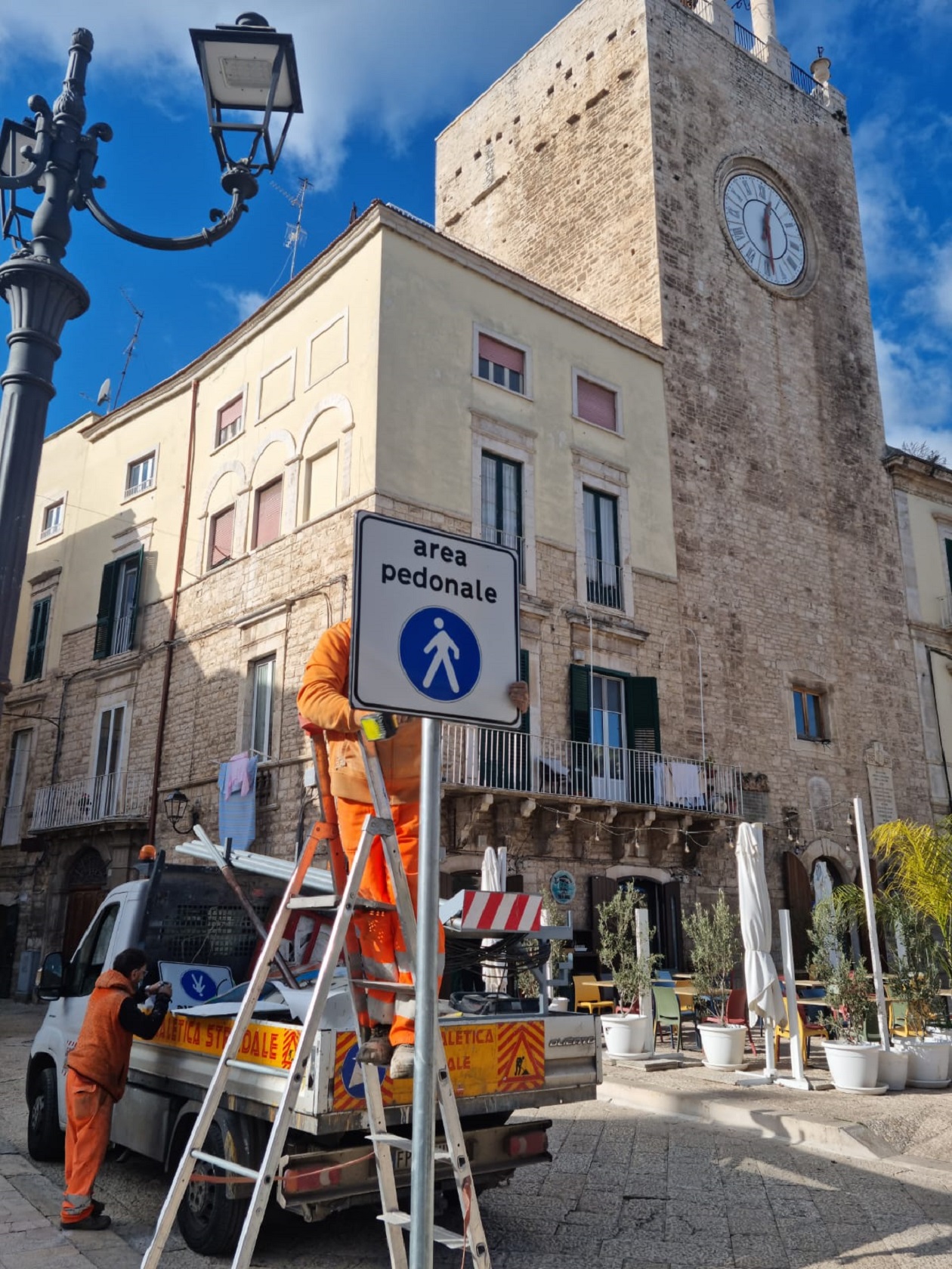 Segnaletica stradale verticale e orizzontale: nuove installazioni e manutenzioni