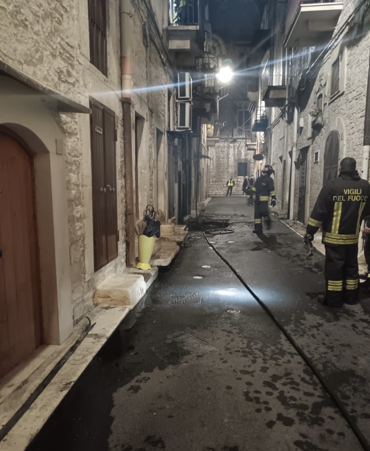 A fuoco un palazzo in via Sabotino