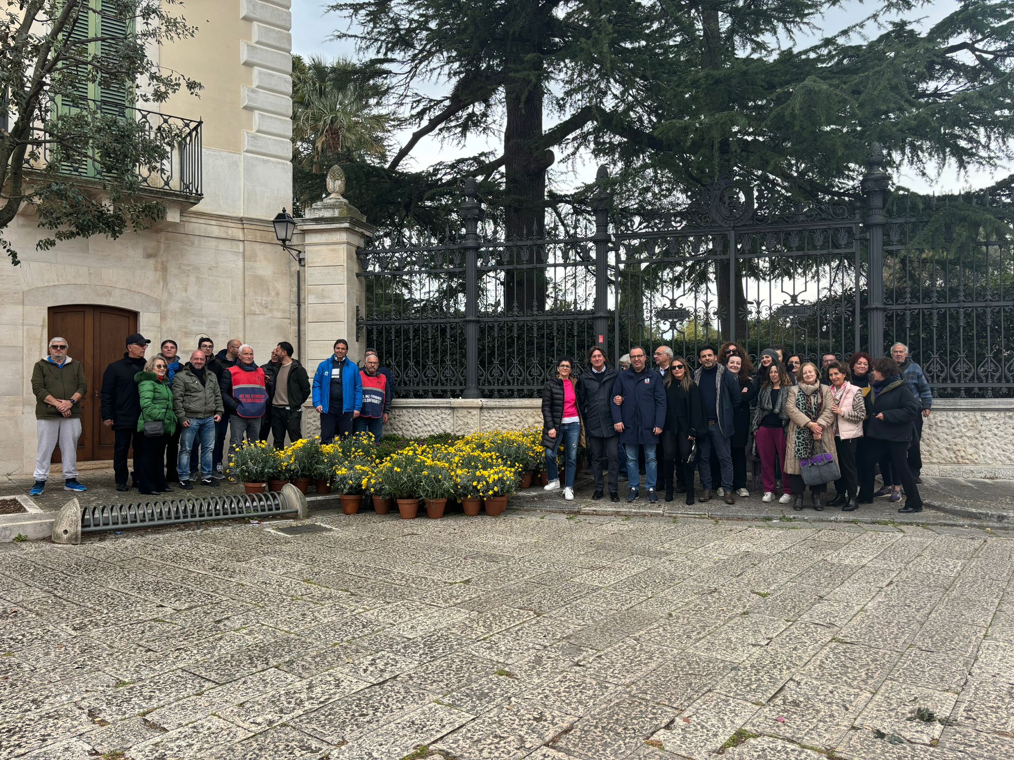 Il borgo di Sovereto rifiorisce: donati oltre 100 vasi di terracotta a 33 famiglie