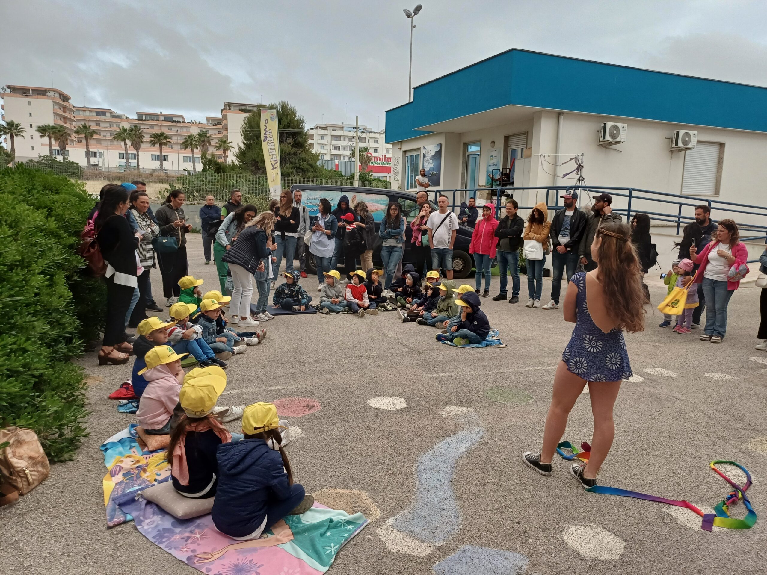Bambini in visita presso il centro recupero tartarughe marine con Legambiente