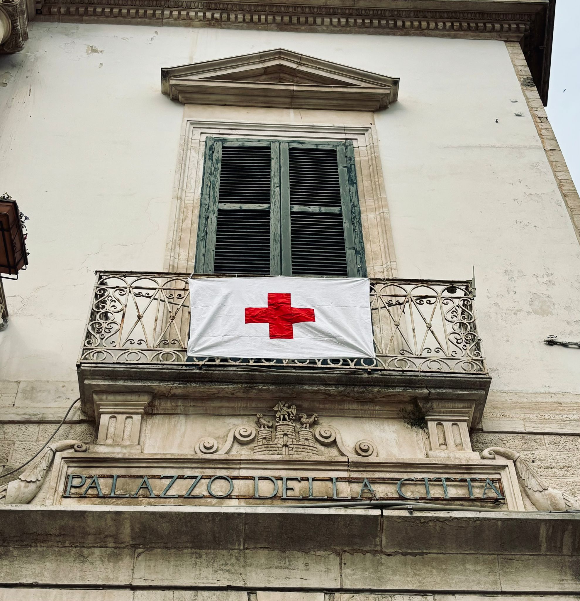 160ª Giornata della Croce Rossa: sventola il vessillo sulla facciata del comune di Terlizzi