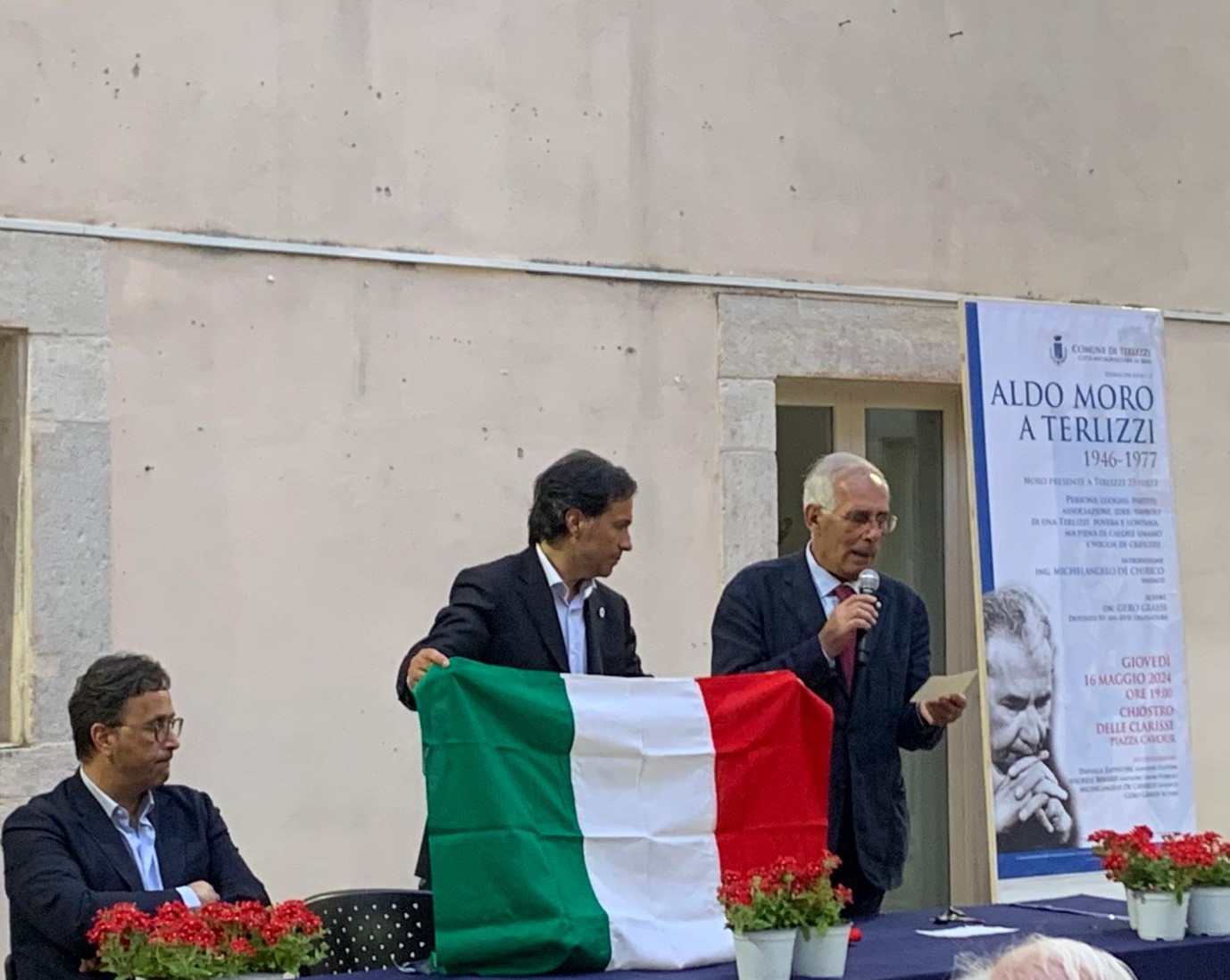 L’on. Gero Grassi dona la bandiera italiana di Aldo Moro al comune di Terlizzi