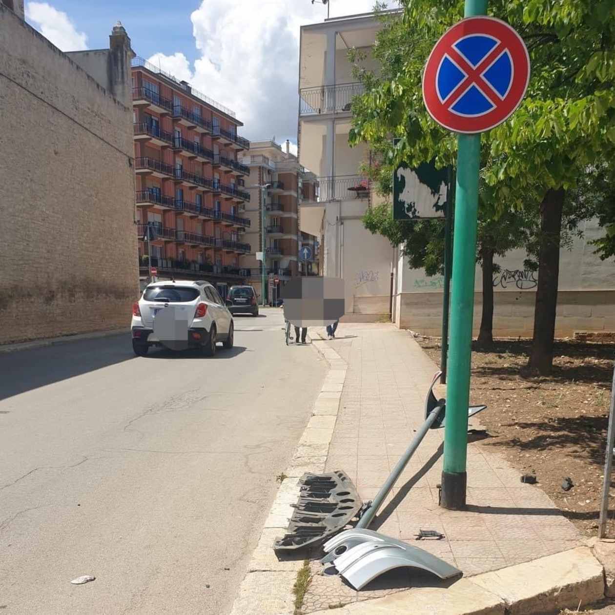 Auto danneggia segnaletica e scappa via: l’appello del Sindaco De Chirico
