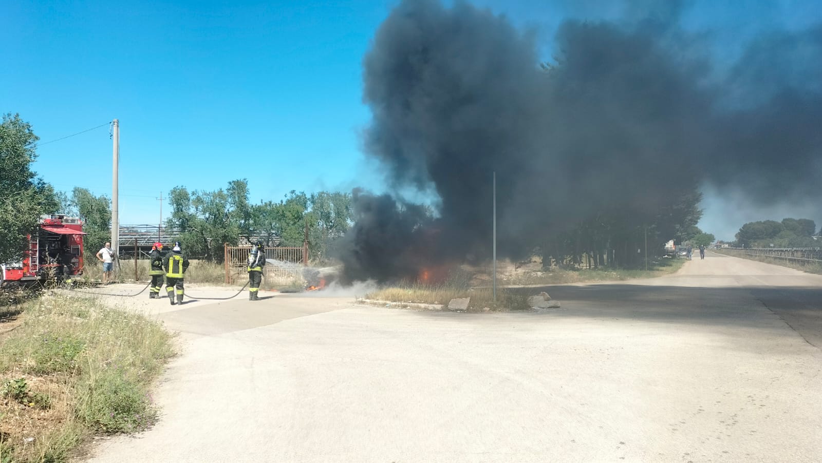 Complanare Sp231, corto circuito: auto in fiamme