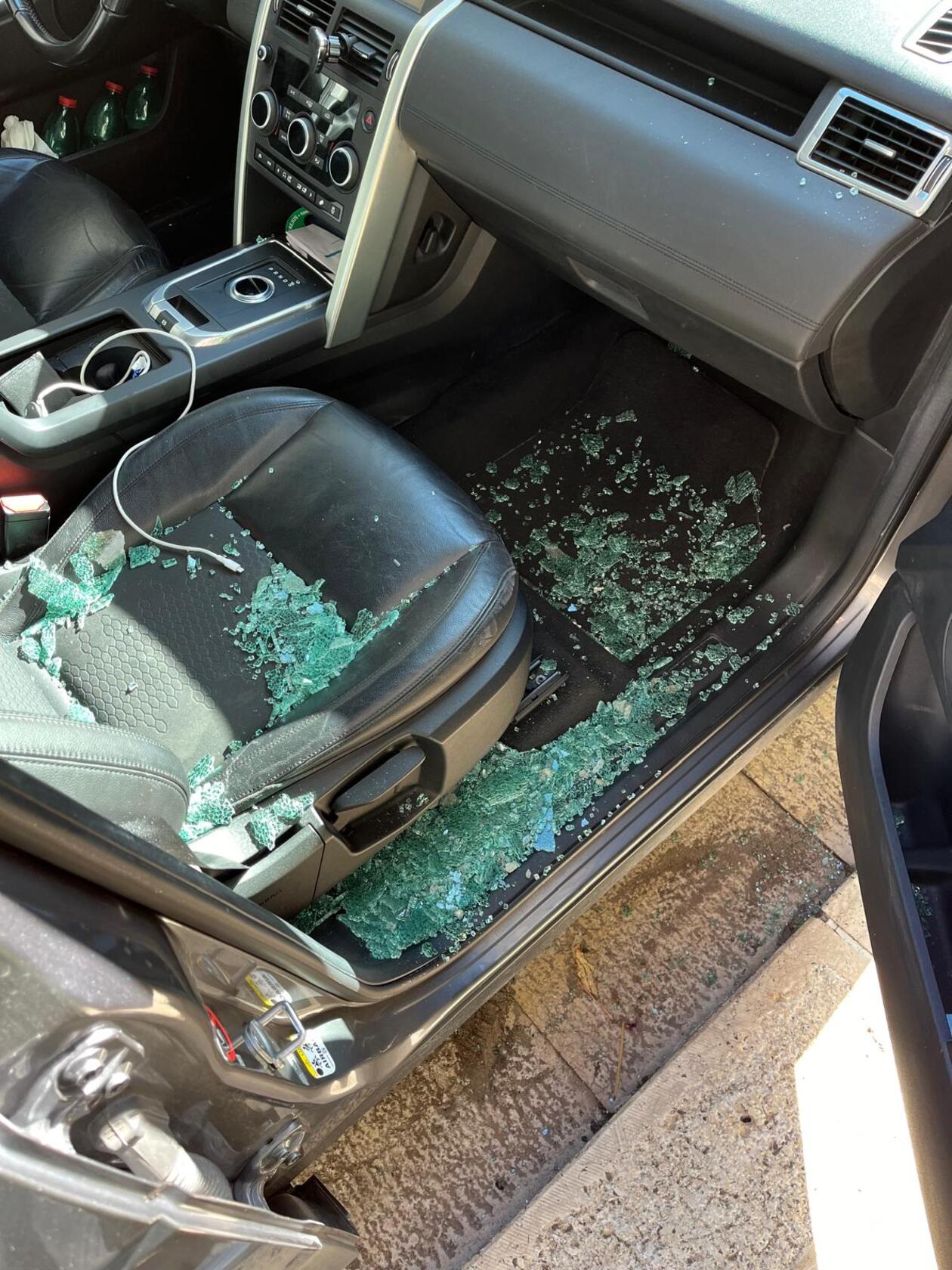 Giunto a Terlizzi per lavoro parcheggia auto in via De Sario, ma al suo risveglio la trova vandalizzata