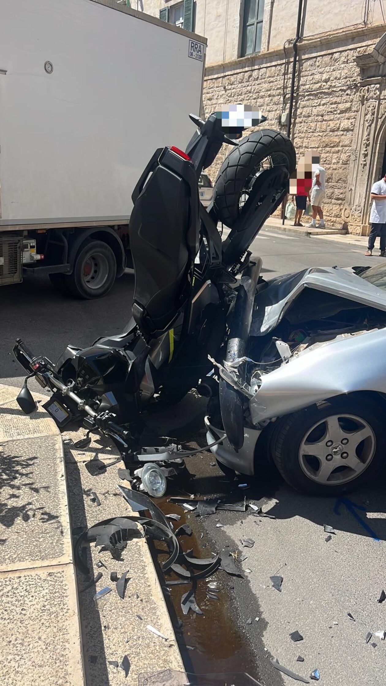 Grave incidente in via Marconi: auto contro moto