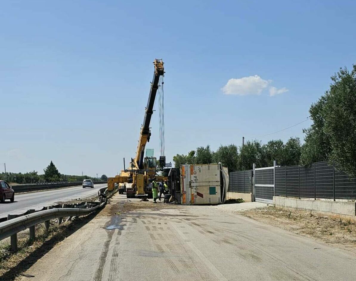 Sp 231: camion si ribalta e sfonda il guardrail