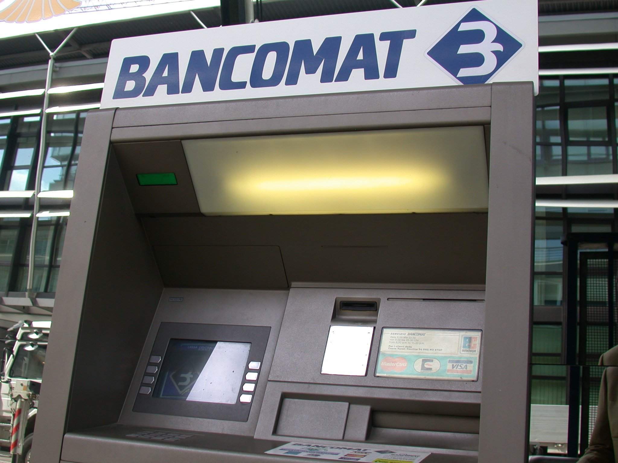 Bancomat ritarda l’erogazione dei soldi. Lei va via, ma un uomo li recupera e si mette alla sua ricerca