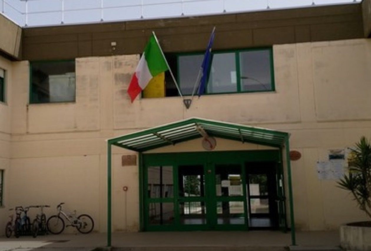 Escrementi di ratti nella “Vendola Moro Fiore”, scuola chiusa. Si riprende lunedì