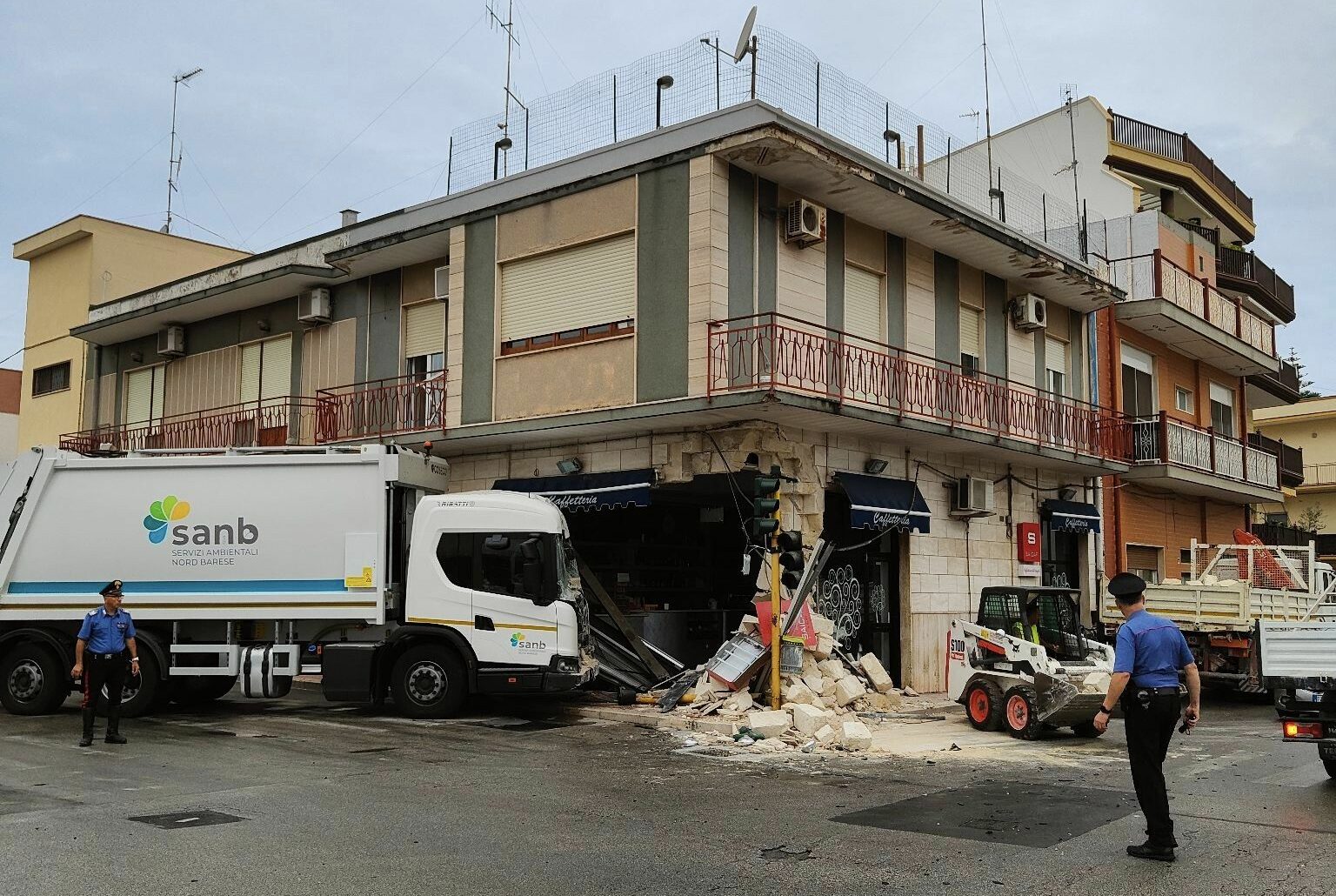 Camion della Sanb sbanda e finisce contro l’ingresso di un bar a Capurso