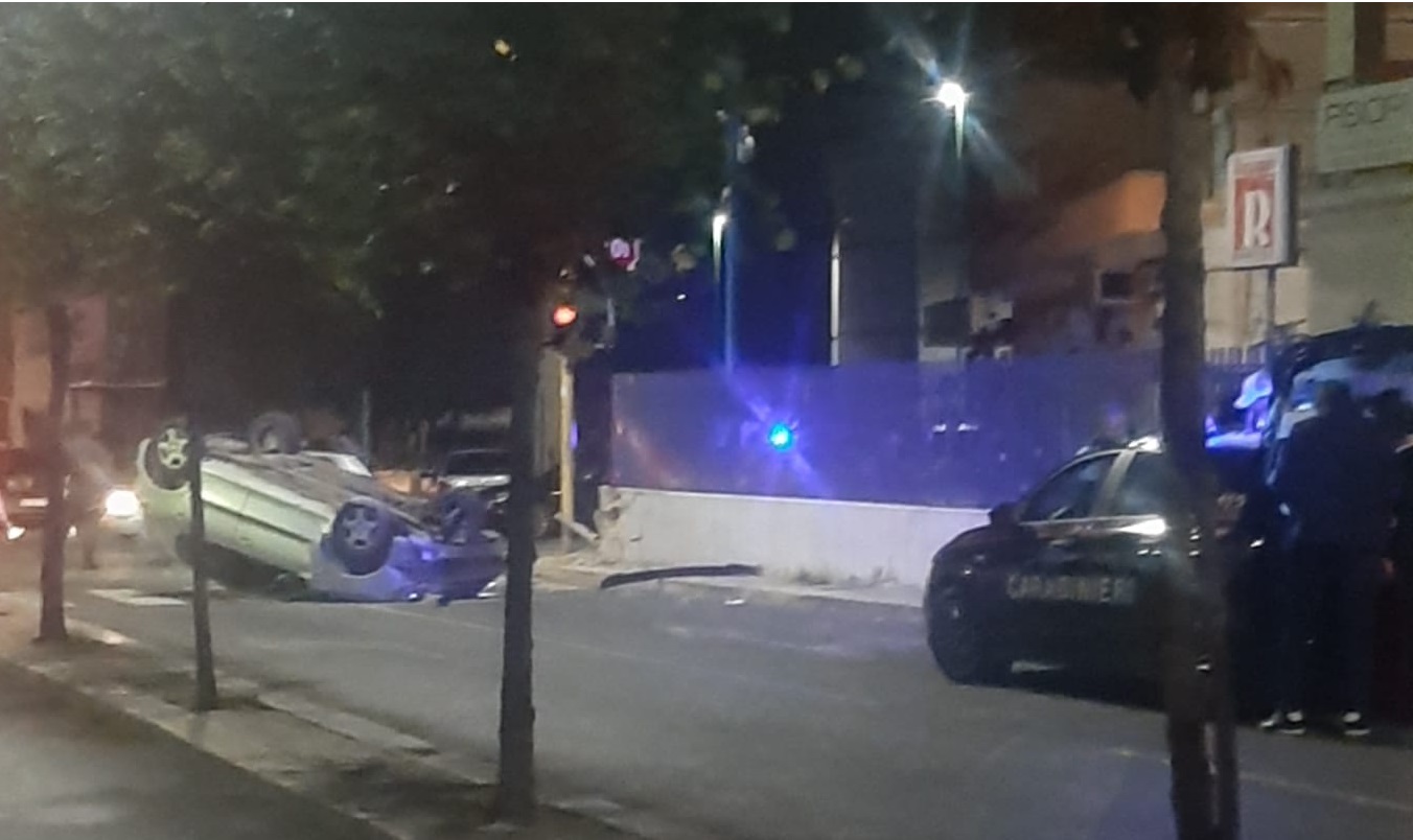 Rocambolesco incidente su viale Italia, auto ribaltata. Tre persone in ospedale