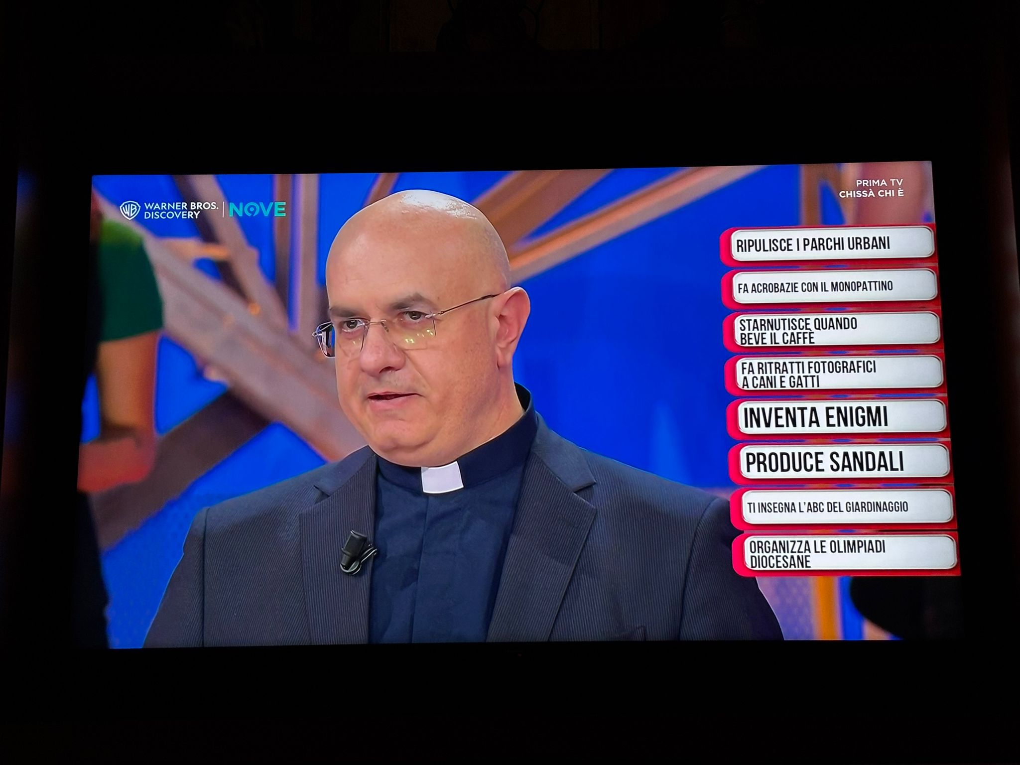 “Chissà chi è”: Don Roberto De Bartolo identità misteriosa nel programma di Amadeus