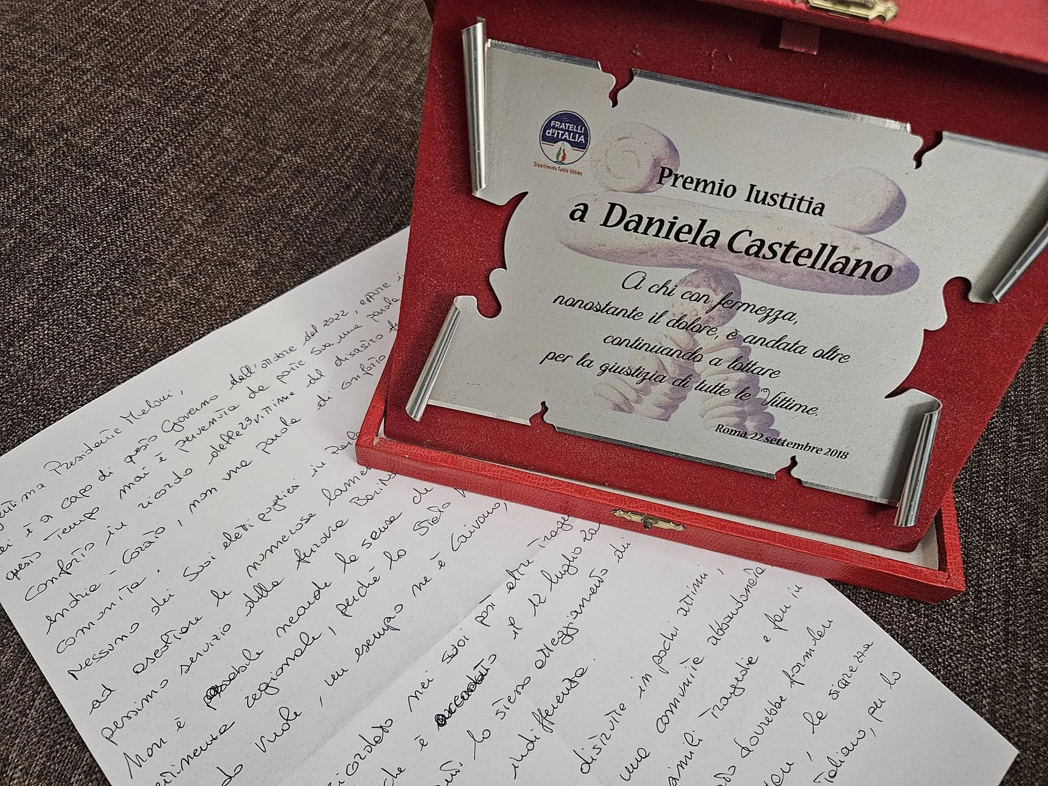Daniela Castellano restituisce il Premio Iustitia: «Riprendetevi la targa, è solo propaganda»