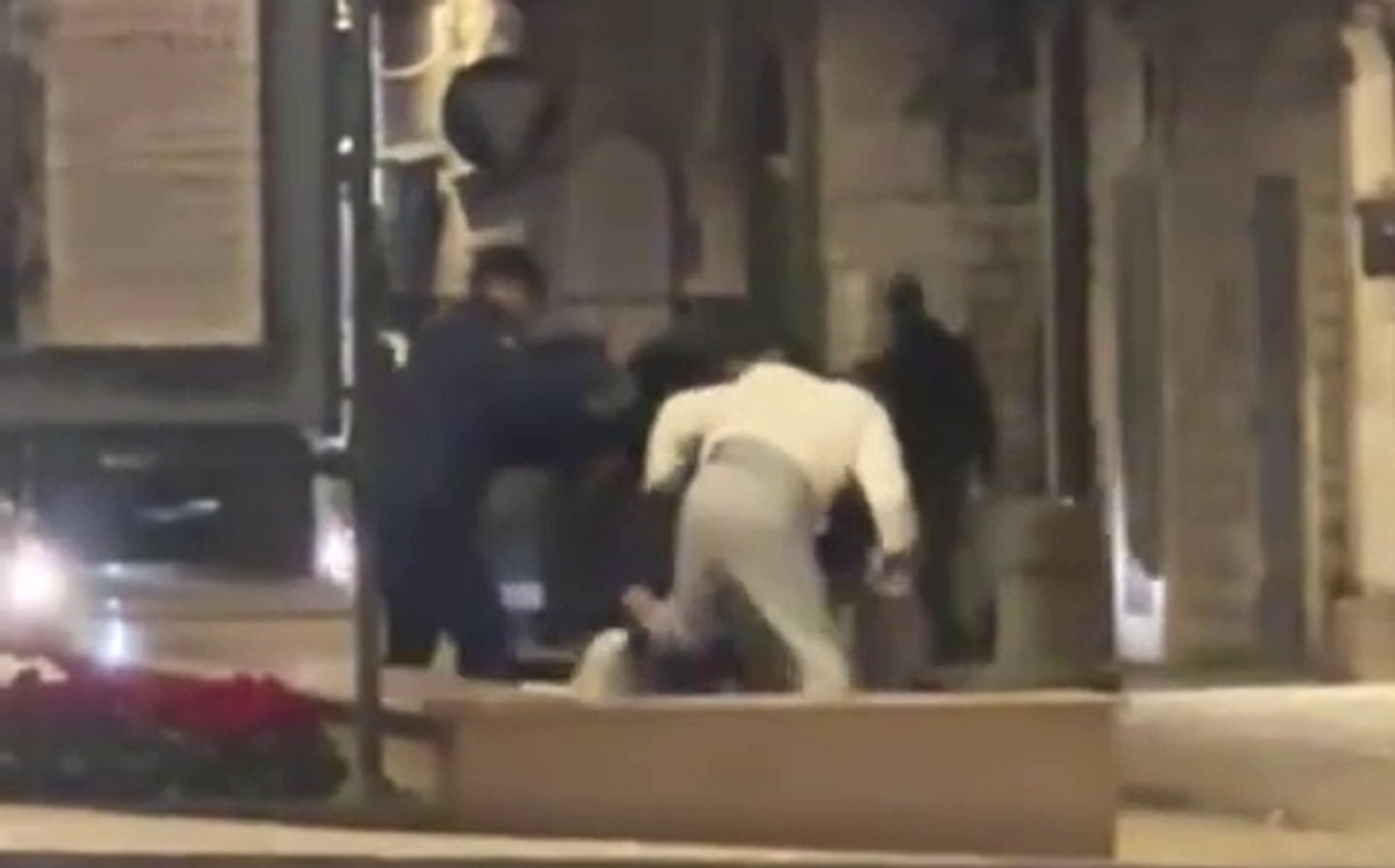 Violenta aggressione in centro: nessuno interviene. Il filmato