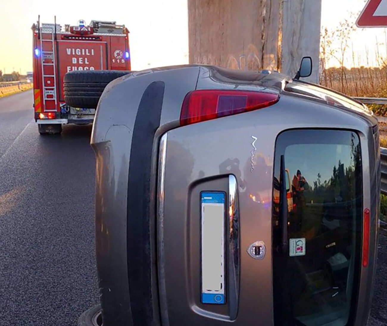 Auto si ribalta sulla 231, ma dentro non c’è nessuno