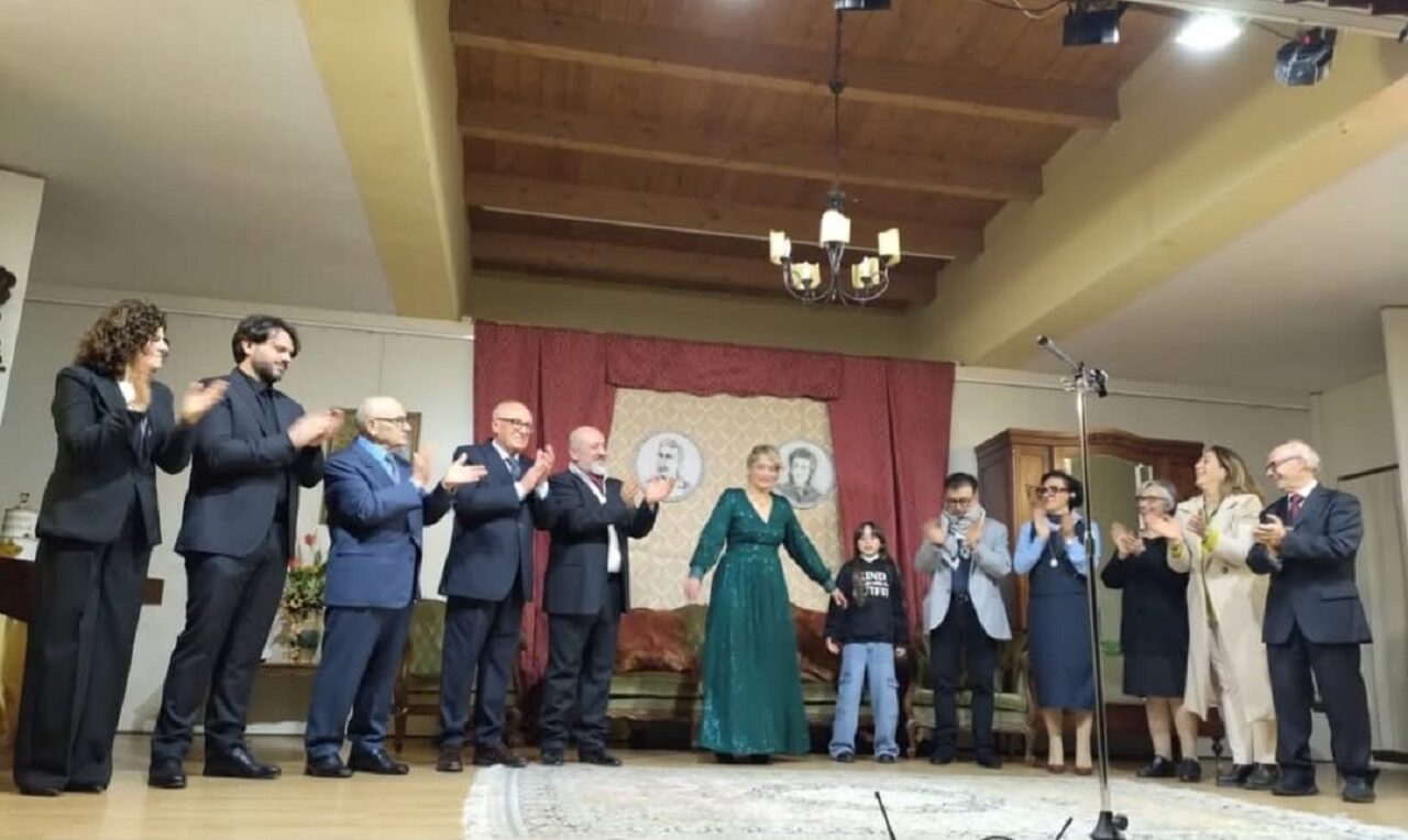 Sold out per “Non prendere asso per figura”: il trionfo di Gymnasium e di Lina Tricarico -Cagnetta
