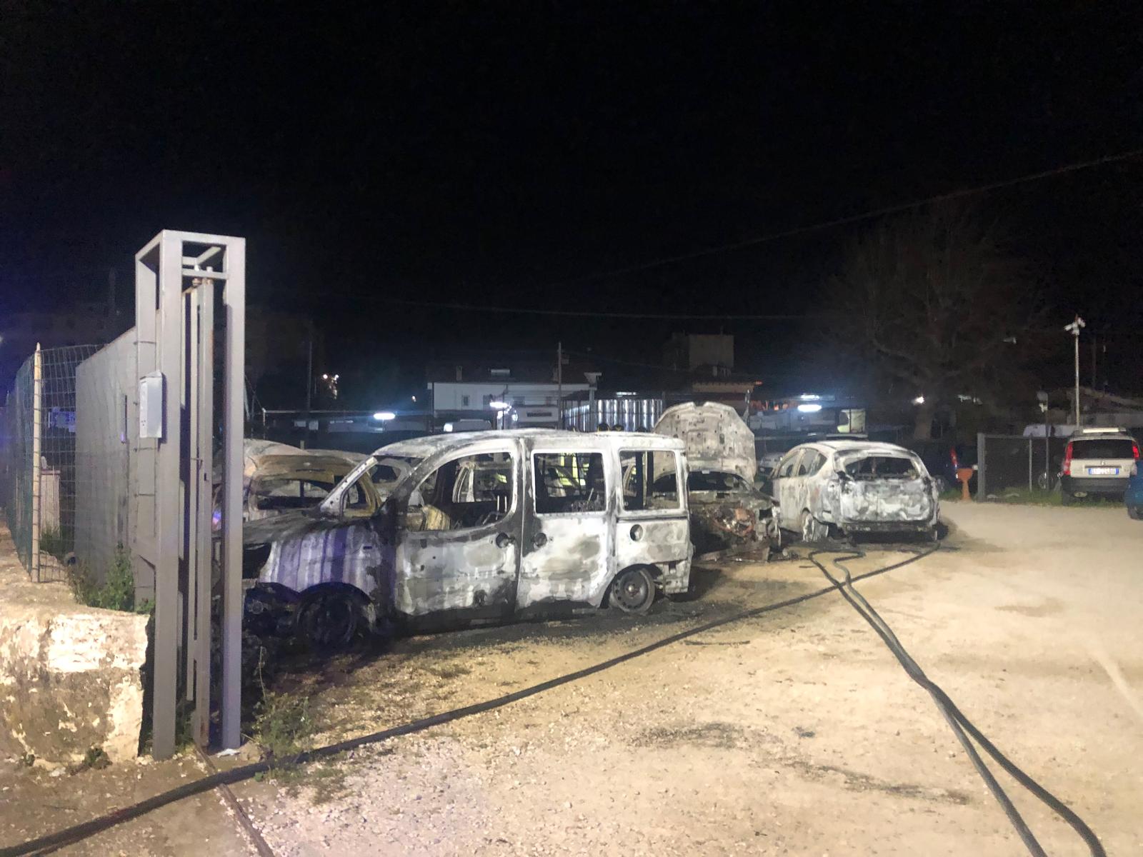 Vasto incendio in una concessionaria a Terlizzi: 16 auto distrutte dalle fiamme
