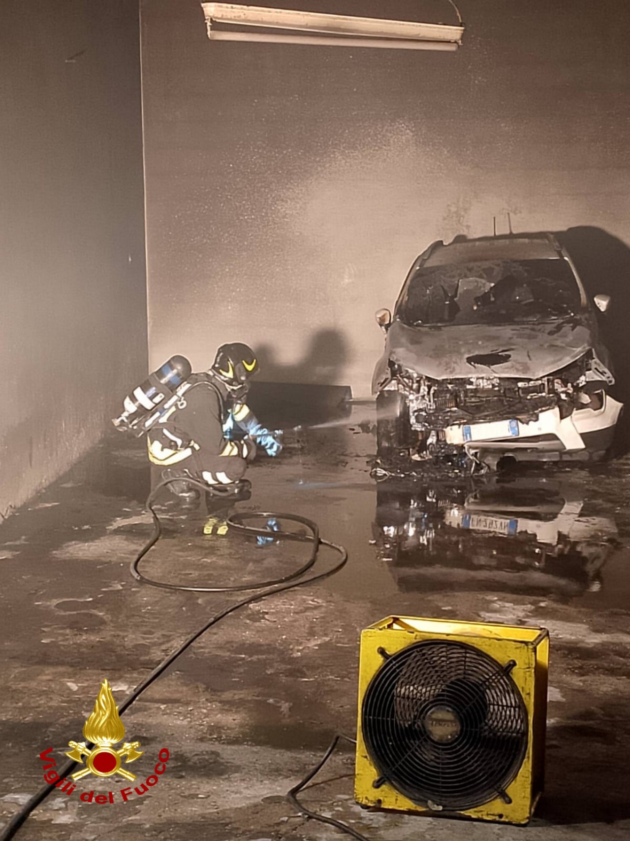 Auto in fiamme nella notte in un box
