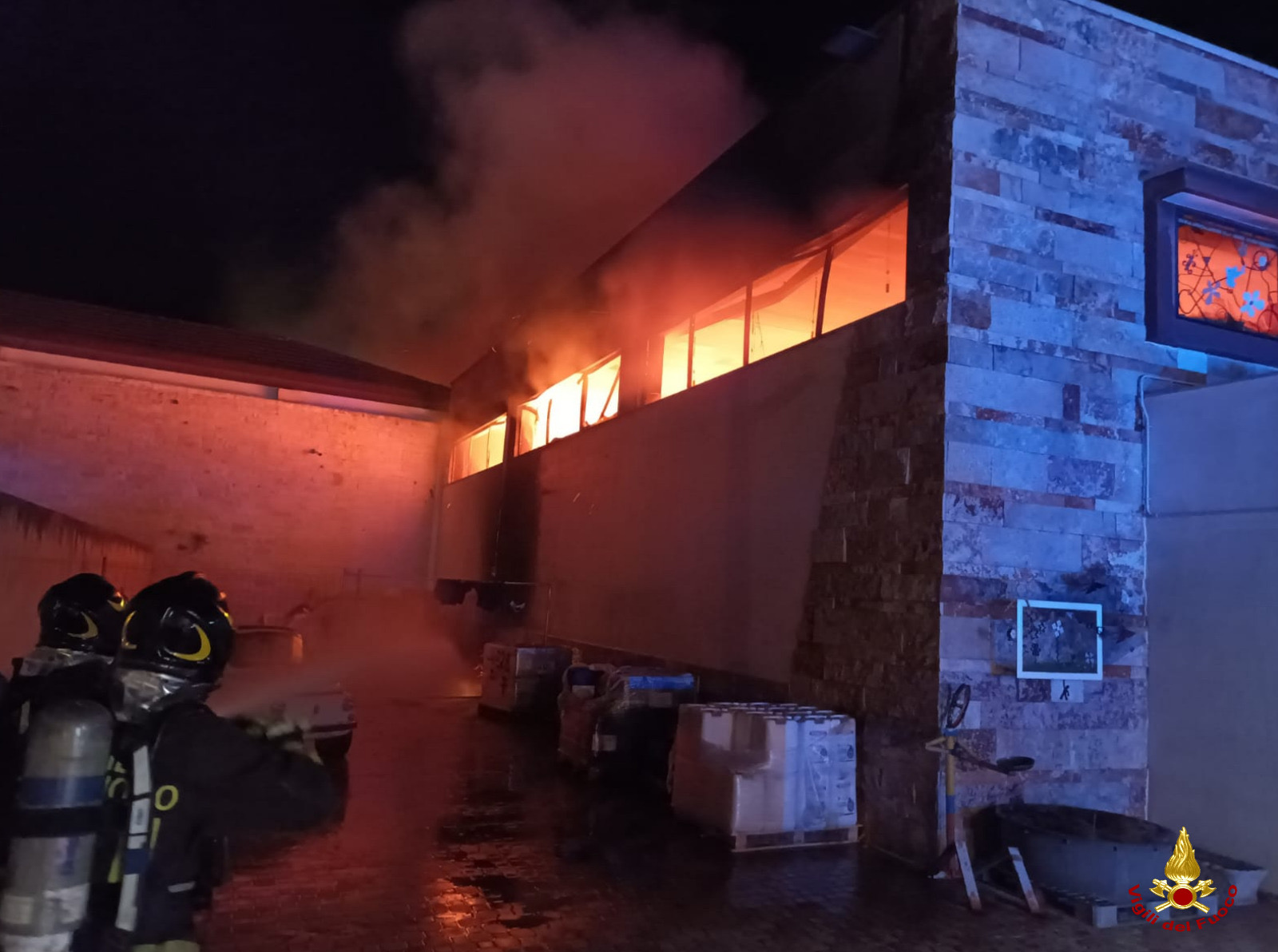 Incendio deposito di concimi, fiamme domate. Prosegue la messa in sicurezza