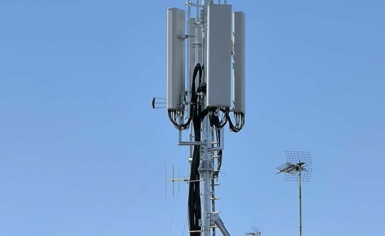 Antenna telefonica su un palazzo del centro abitato: scatta la protesta di residenti e associazioni