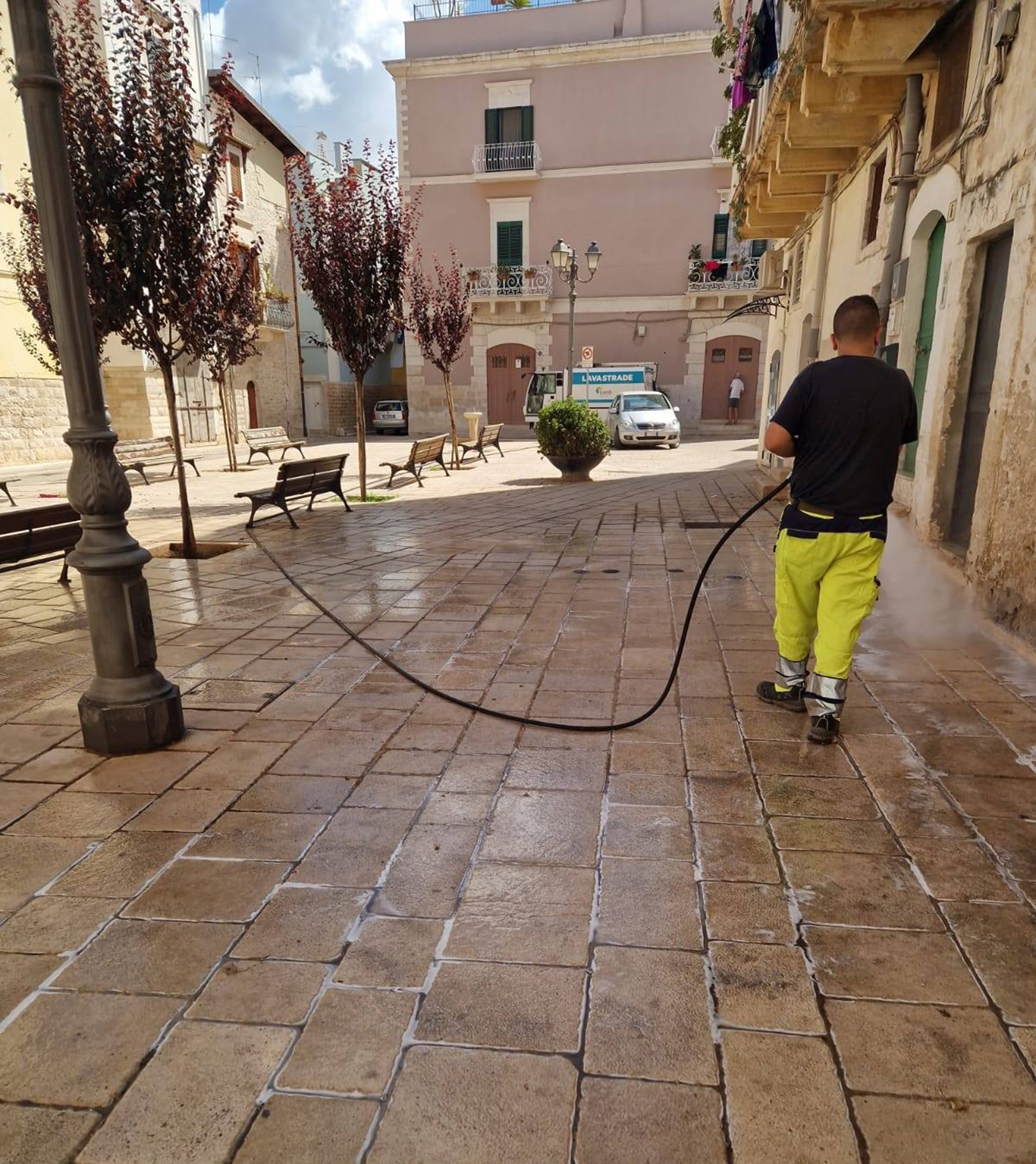 «Il cambiamento climatico ha effetti anche sul decoro urbano»: intensificato il lavaggio di piazze, strade e aree gioco