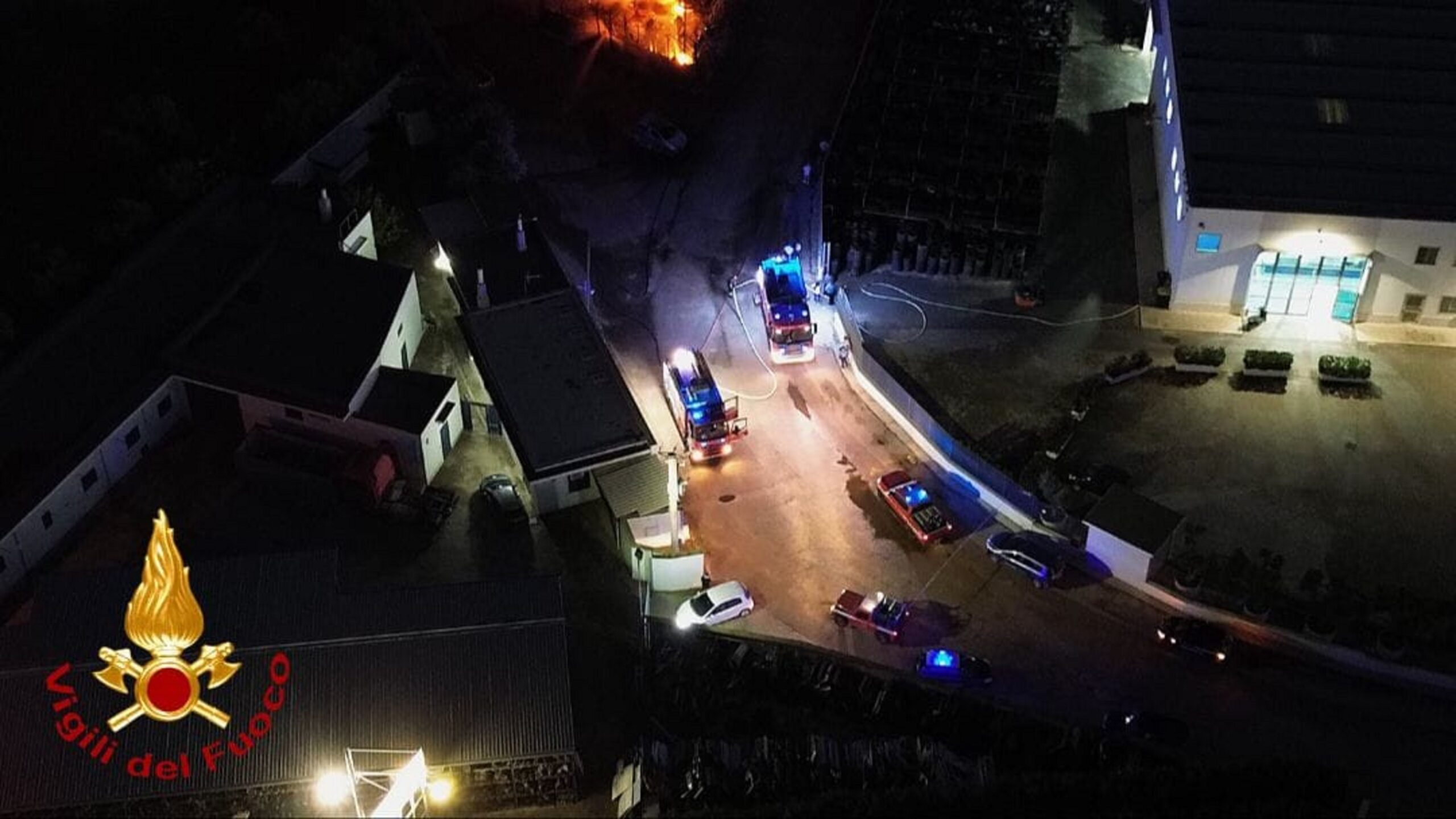 Grosso incendio in un’azienda di autodemolizioni. Fumo nero verso Bitonto