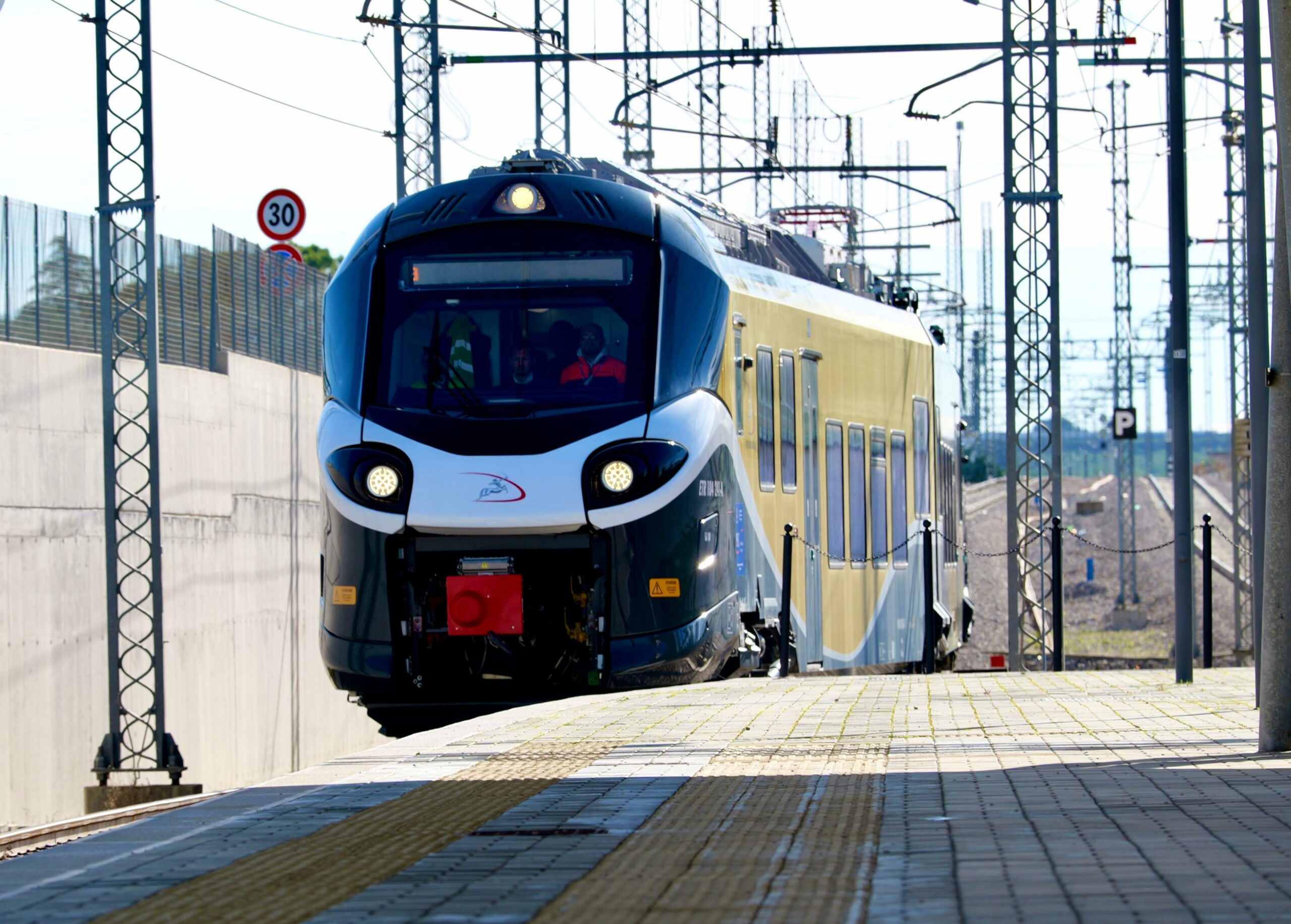Guasto alla linea elettrica, circolazione ferroviaria sospesa tra Terlizzi e Andria