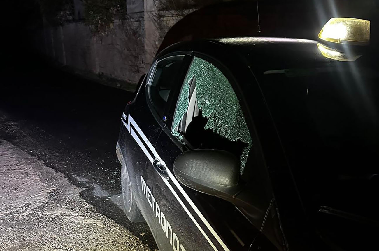 “Spaccata” notturna su via Mariotto: ladri sfondano l’ingresso di un bar con un’auto