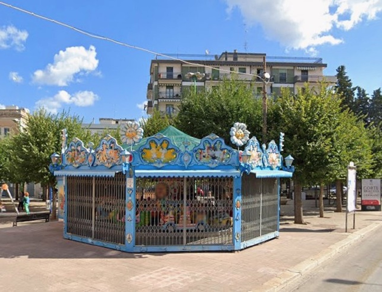 La giostrina di viale Roma si ferma per i lavori: «Presto tornerà ad allietare i nostri bambini»