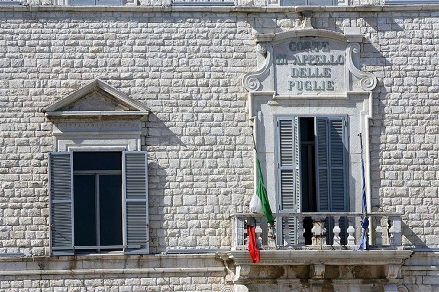 Fondali distrutti per la pesca dei datteri di mare, arresti anche a Terlizzi