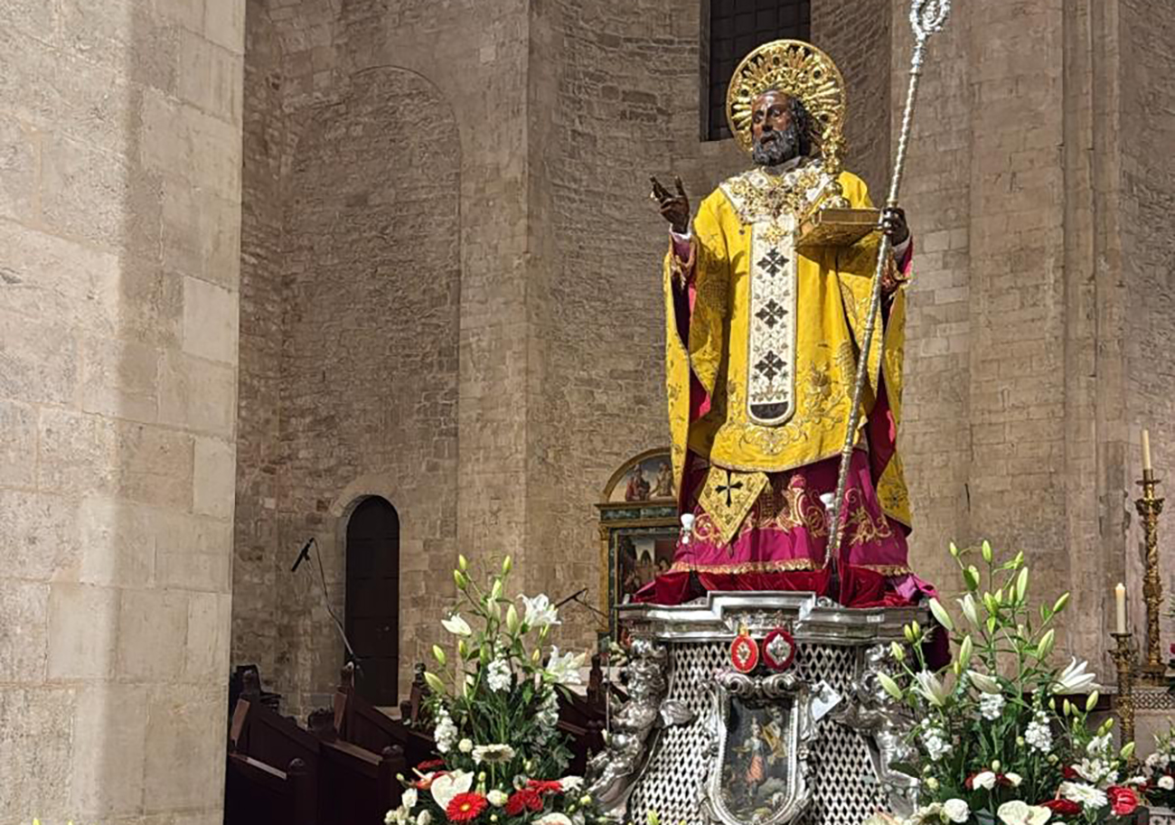 San Nicola, a Bari fiori in basilica grazie al Comune di Terlizzi