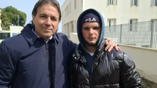 Aggredito da sconosciuti mentre fa colazione, il sindaco incontra Matteo: «Chi ha visto denunci»