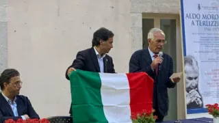 Donata al Comune di Terlizzi la bandiera italiana appartenuta ad Aldo Moro