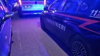 Danneggia due auto e si scaglia contro i carabinieri: fermato