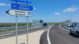 Dopo oltre dieci anni inaugurato il nuovo ponte sulla 231: «Collegamento strategico tra entroterra e costa»