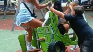 Adulti e bambini sulla giostrina del parco: il video su TikTok e la riparazione dopo l’appello del sindaco