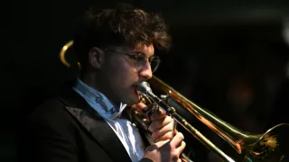 Il musicista terlizzese Alessandro de Robertis sul palco con il maestro Riccardo Muti