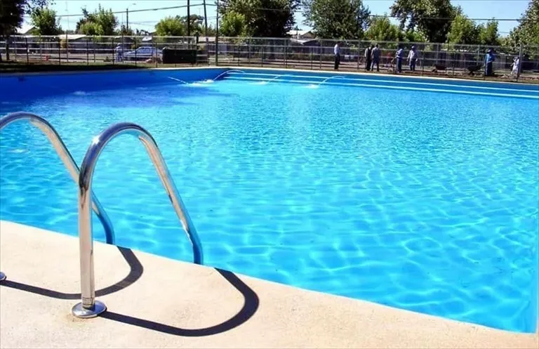 Una piscina (foto di archivio)