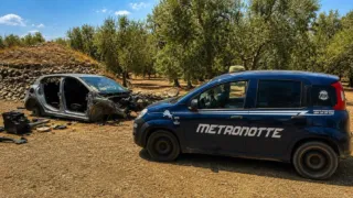 Ritrovata la scocca di una Renault Clio rubata in via Appia